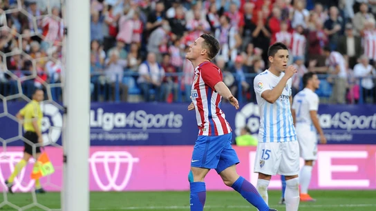 Gameiro celebra uno de sus goles contra el Málaga Gameiro celebra uno de sus goles contra el Málaga