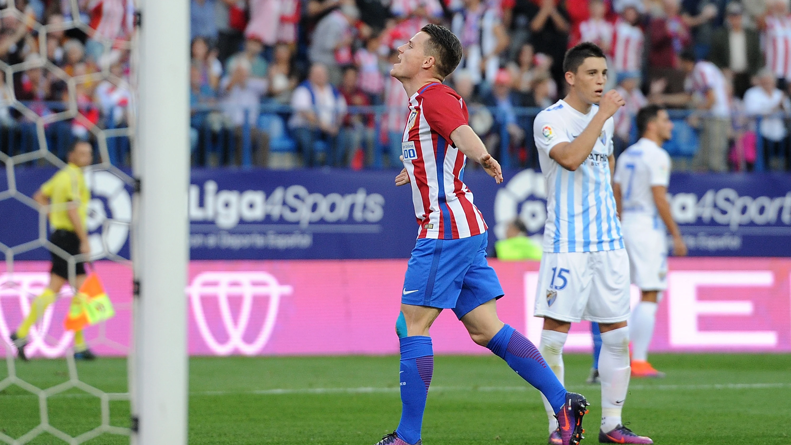 Gameiro celebra uno de sus goles contra el Málaga