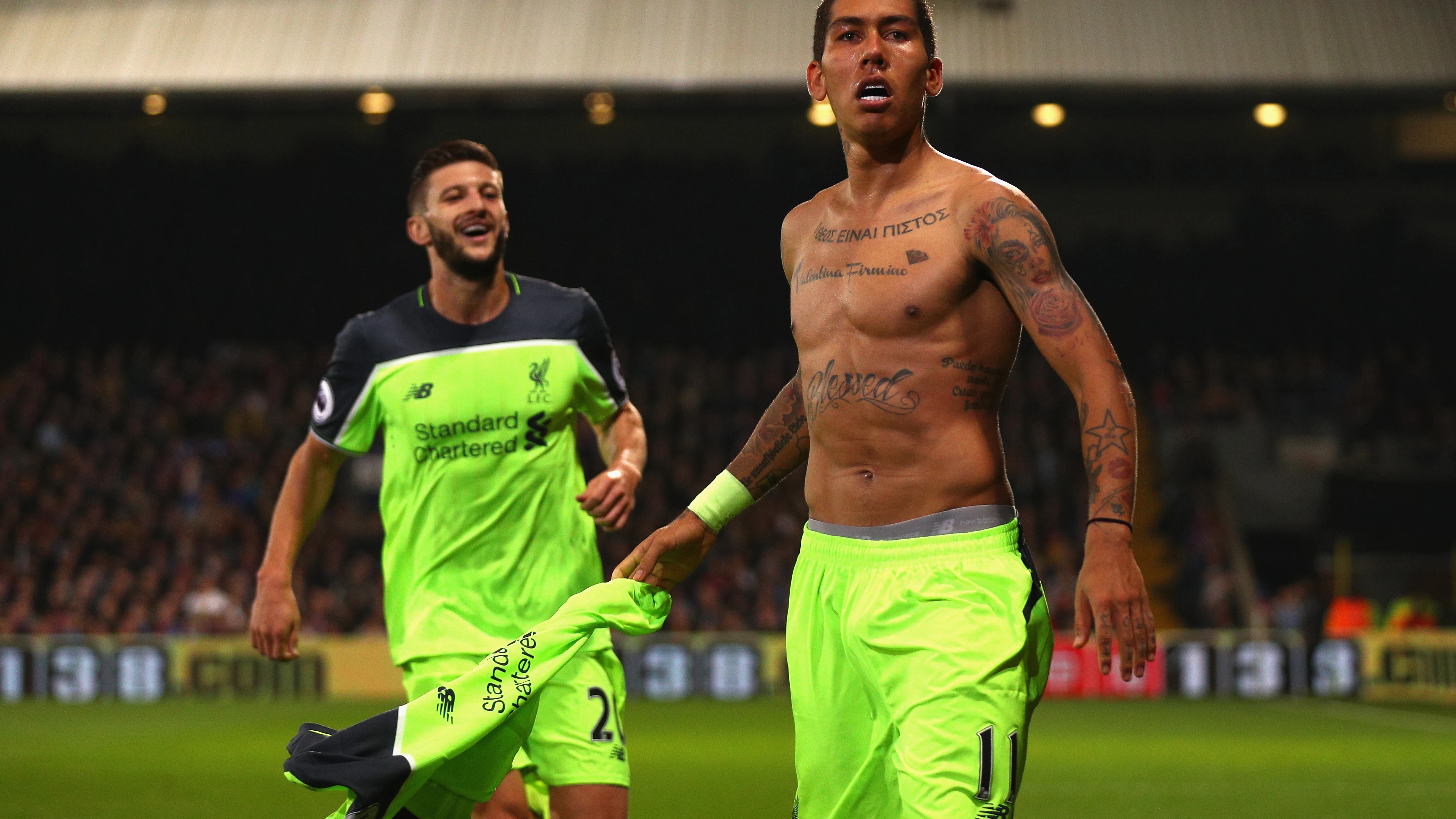 Firmino celebra su gol ante el Crystal Palace quitándose la camiseta