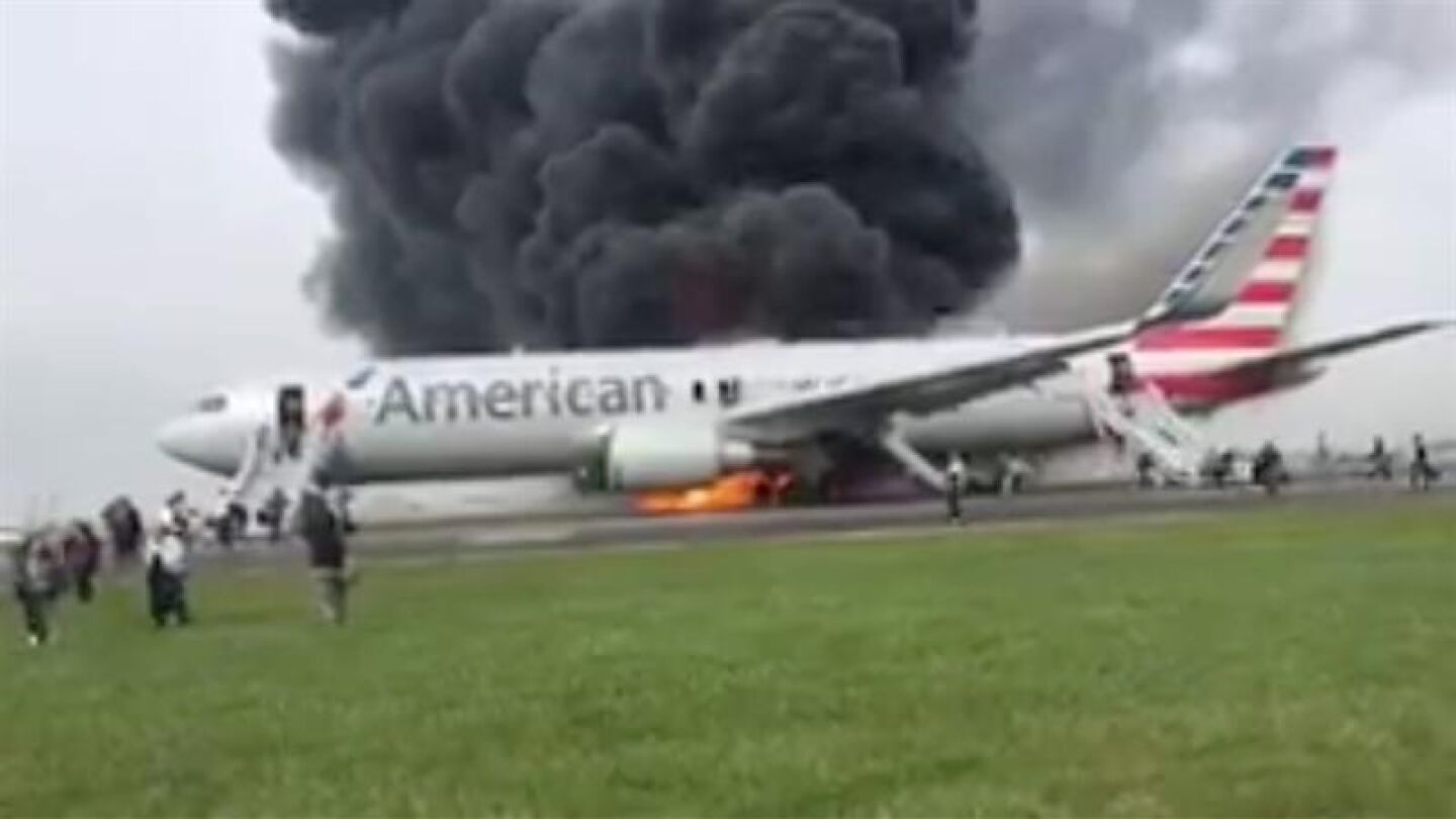 La parte derecha del avi&oacute;n ha quedado calcinada