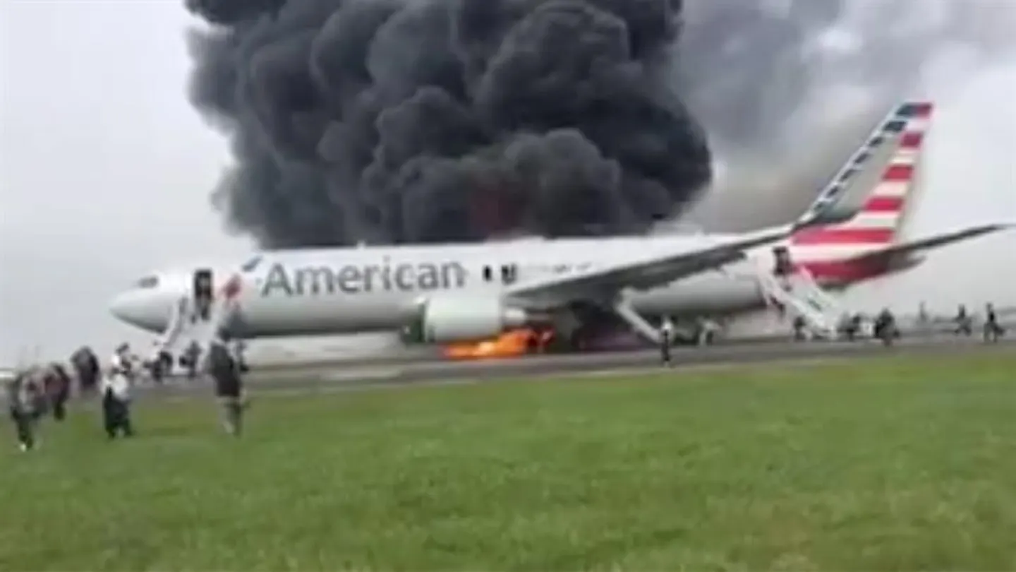 La parte derecha del avión ha quedado calcinada La parte derecha del avión ha quedado calcinada