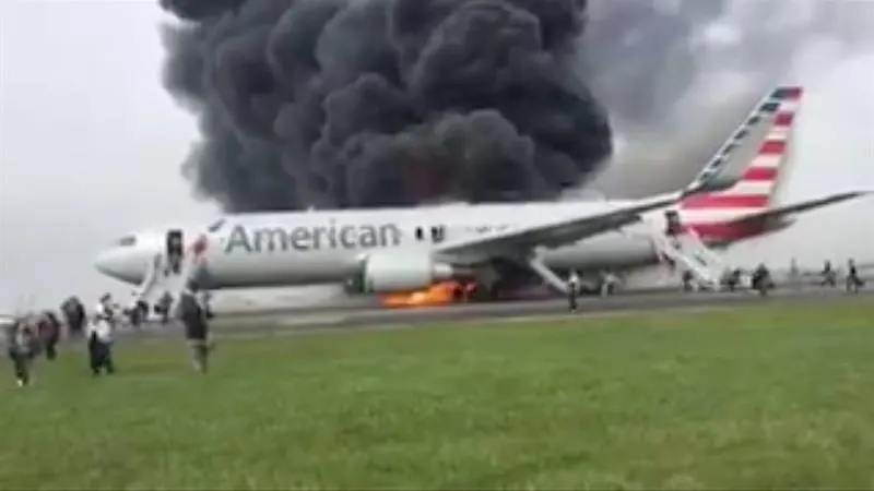 La parte derecha del avión ha quedado calcinada