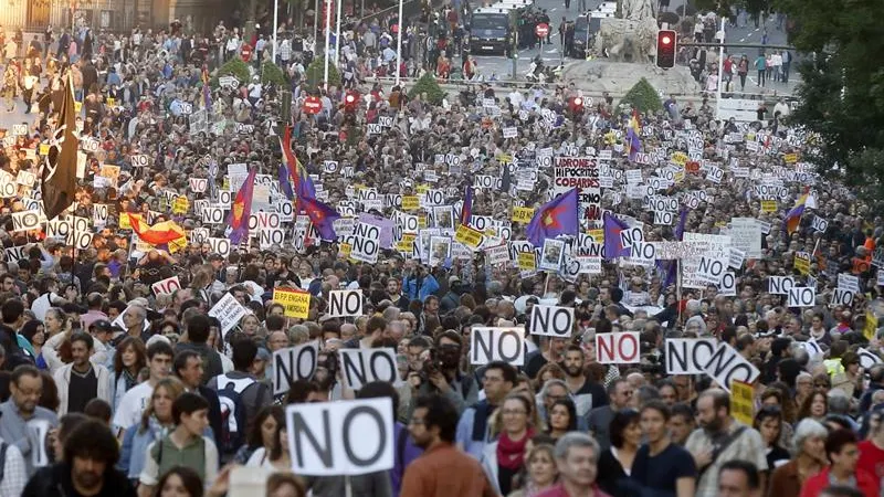 Miles de personas han participado pacíficamente en la manifestación "Rodea el Congreso"