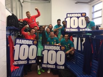 La plantilla del Barcelona celebra las 100 victorias seguidas en la Liga de balonmano La plantilla del Barcelona celebra las 100 victorias seguidas en la Liga de balonmano