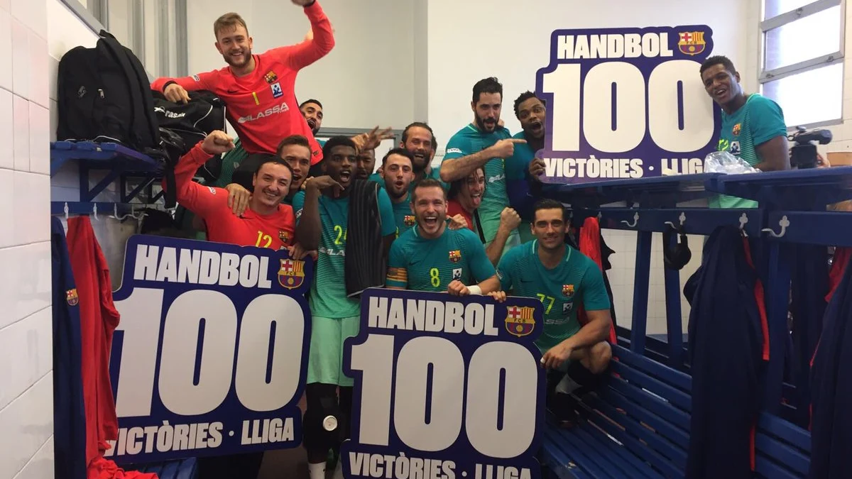 La plantilla del Barcelona celebra las 100 victorias seguidas en la Liga de balonmano