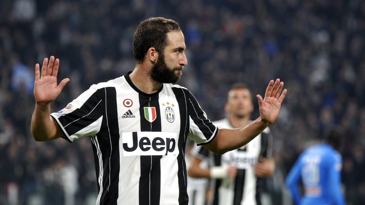 Higua&iacute;n no celebra su gol ante el N&aacute;poles