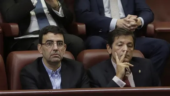 Mario Jiménez, portavoz de la gestora del PSOE, junto a Javier Fernández Mario Jiménez, portavoz de la gestora del PSOE, junto a Javier Fernández
