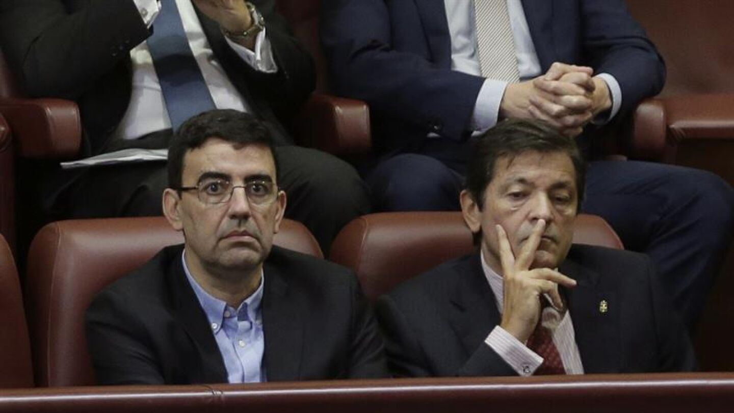 Mario Jim&eacute;nez, portavoz de la gestora del PSOE, junto a Javier Fern&aacute;ndez