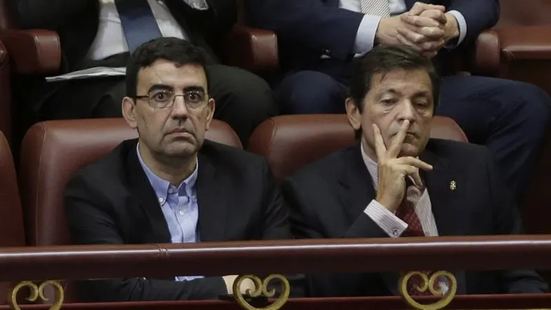 Mario Jiménez, portavoz de la gestora del PSOE, junto a Javier Fernández