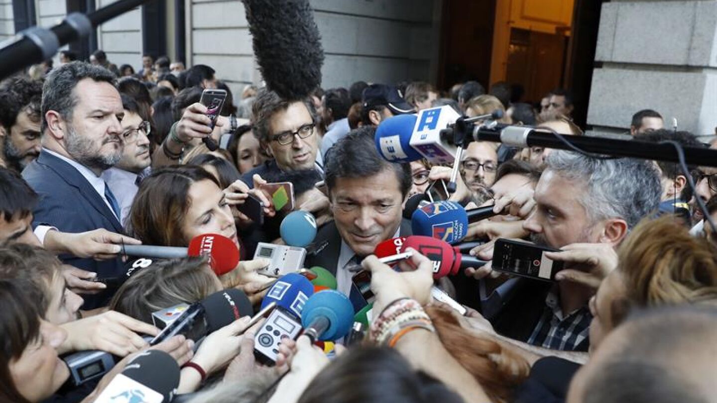 Javier Fern&aacute;ndez a su llegada al Congreso de los Diputados