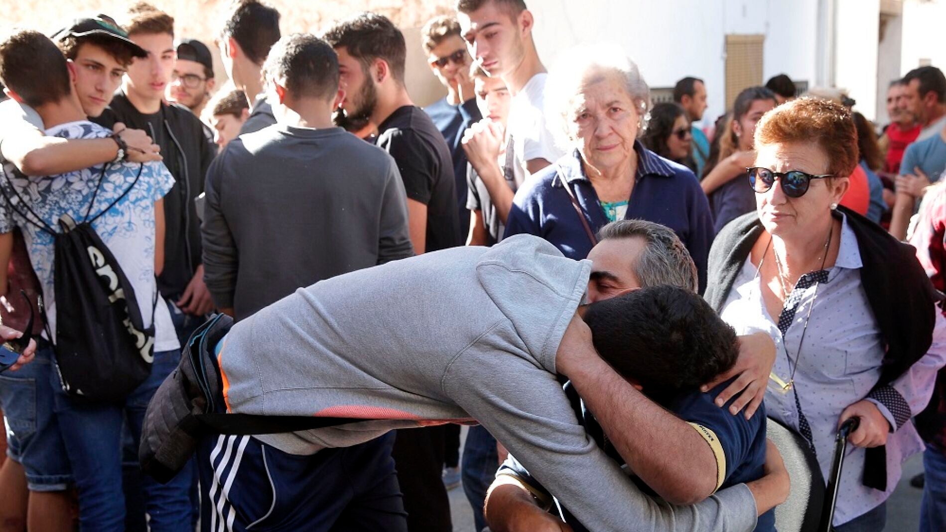 El padre de la joven aesinada ayer en Chella , recibe el pésame de amigos y vecinos