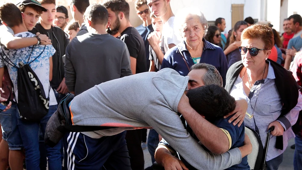 El padre de la joven aesinada ayer en Chella , recibe el pésame de amigos y vecinos El padre de la joven aesinada ayer en Chella , recibe el pésame de amigos y vecinos