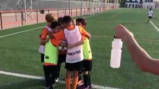 El Patacona CF parodia el botellazo a Neymar El Patacona CF parodia el botellazo a Neymar