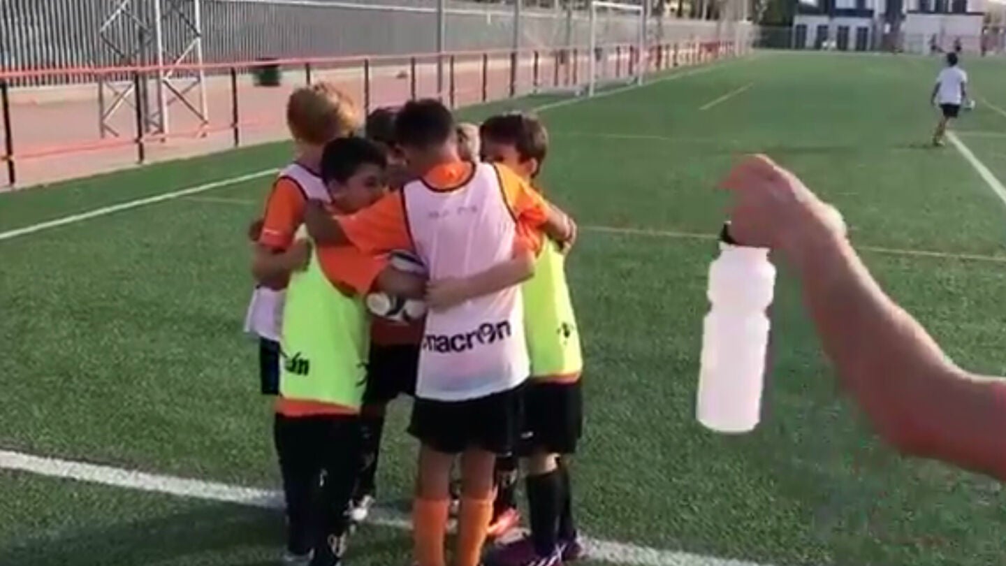 El Patacona CF parodia el botellazo a Neymar