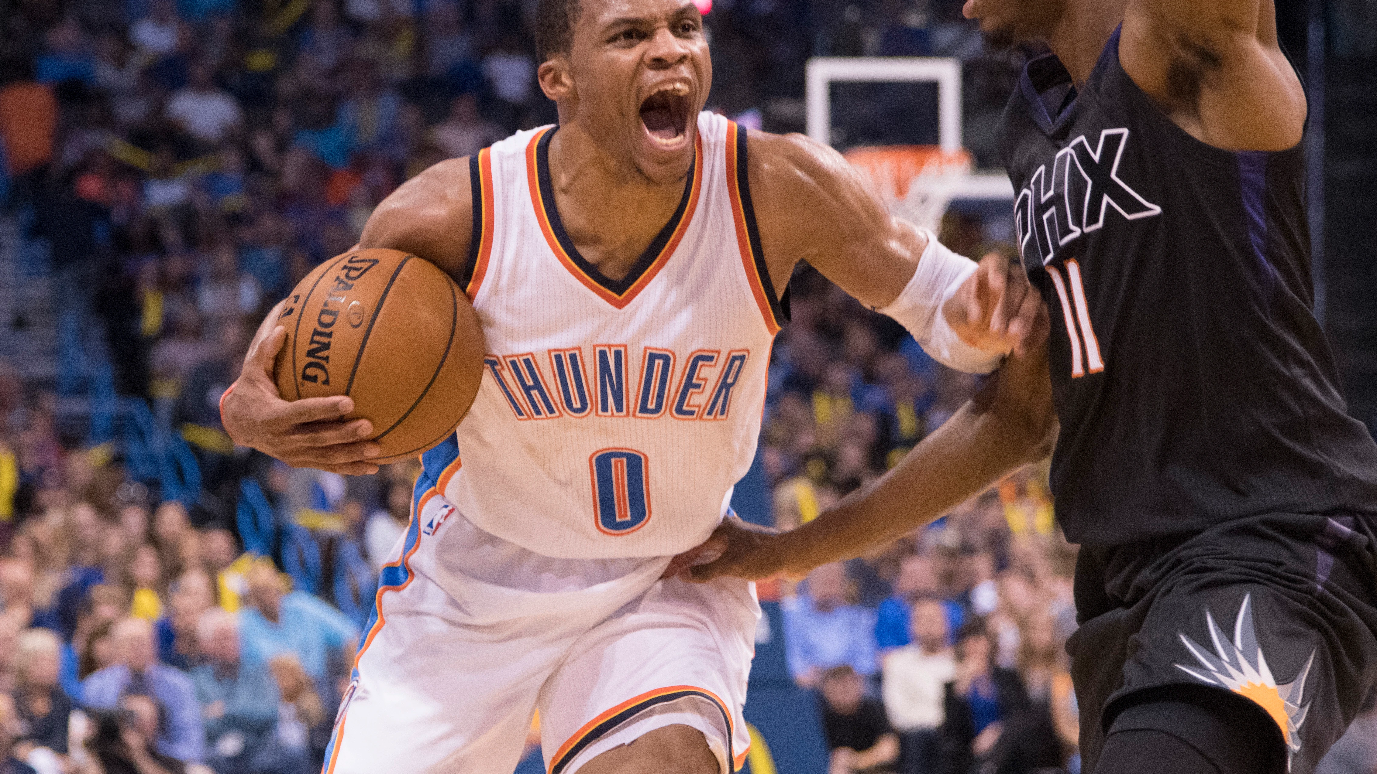 Westbrook intenta entrar a canasta ante la defensa de Knight