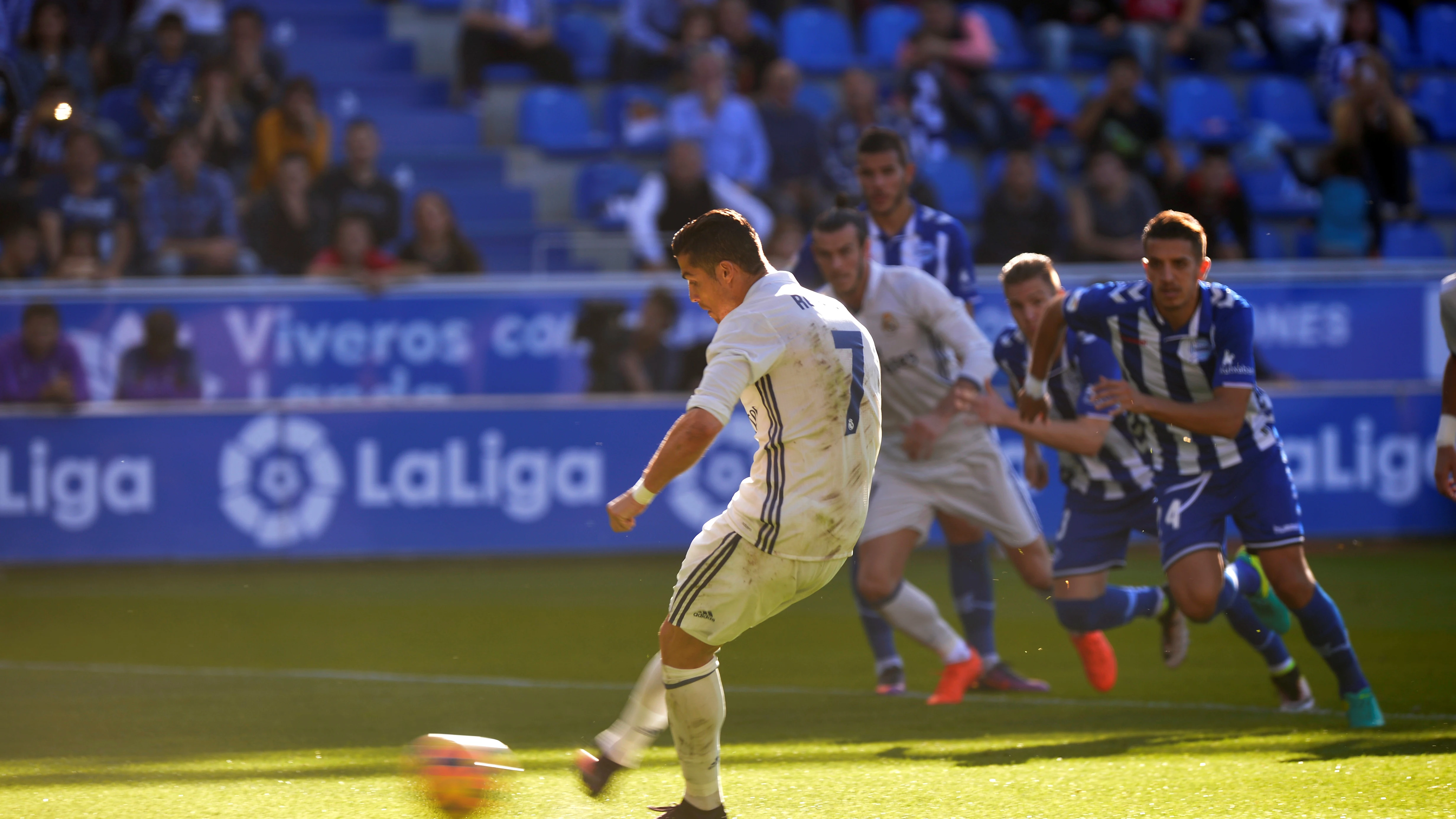 Cristiano Ronaldo lanza el penalti que supuso el 1-1