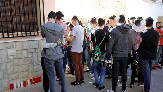 Un grupo de jóvenes llora la muerte de la asesinada en Chella Un grupo de jóvenes llora la muerte de la asesinada en Chella
