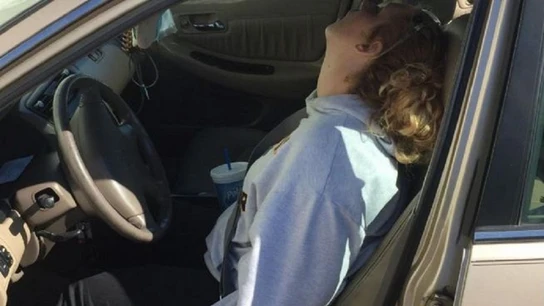 Erika Hurt tras ser encontrada en su coche Erika Hurt tras ser encontrada en su coche