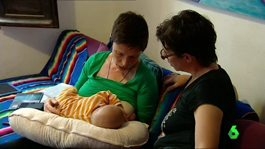 Dos madres lesbianas con su bebé Dos madres lesbianas con su bebé