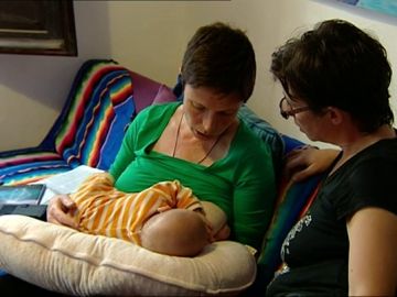 Dos madres lesbianas con su bebé Dos madres lesbianas con su bebé