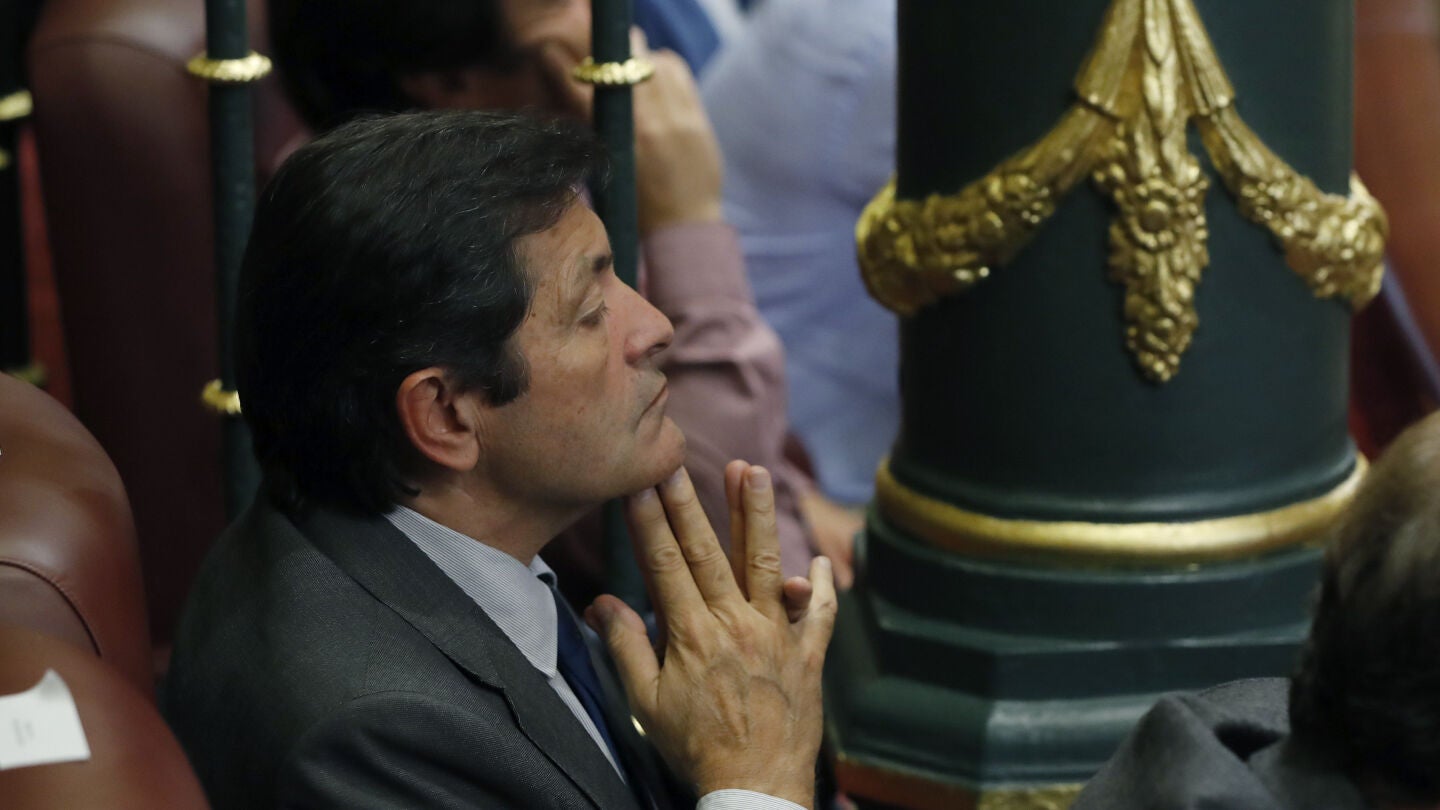 El presidente de la Gestora del PSOE, Javier Fern&aacute;ndez, sigue desde la tribuna el debate de investidura de Mariano Rajoy en el Congreso de los Diputados