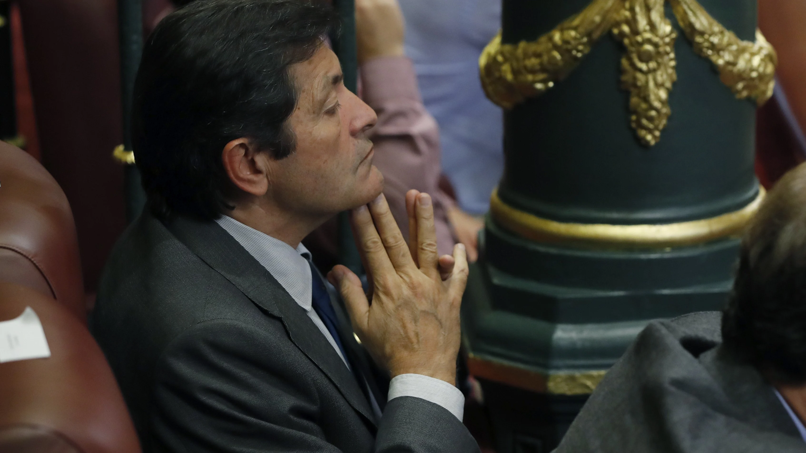 El presidente de la Gestora del PSOE, Javier Fernández, sigue desde la tribuna el debate de investidura de Mariano Rajoy en el Congreso de los Diputados El presidente de la Gestora del PSOE, Javier Fernández, sigue desde la tribuna el debate de investidura de Mariano Rajoy en el Congreso de los Diputados