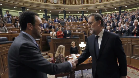 Rajoy, felicitado por el portavoz del PSOE Antonio Hernando Rajoy, felicitado por el portavoz del PSOE Antonio Hernando