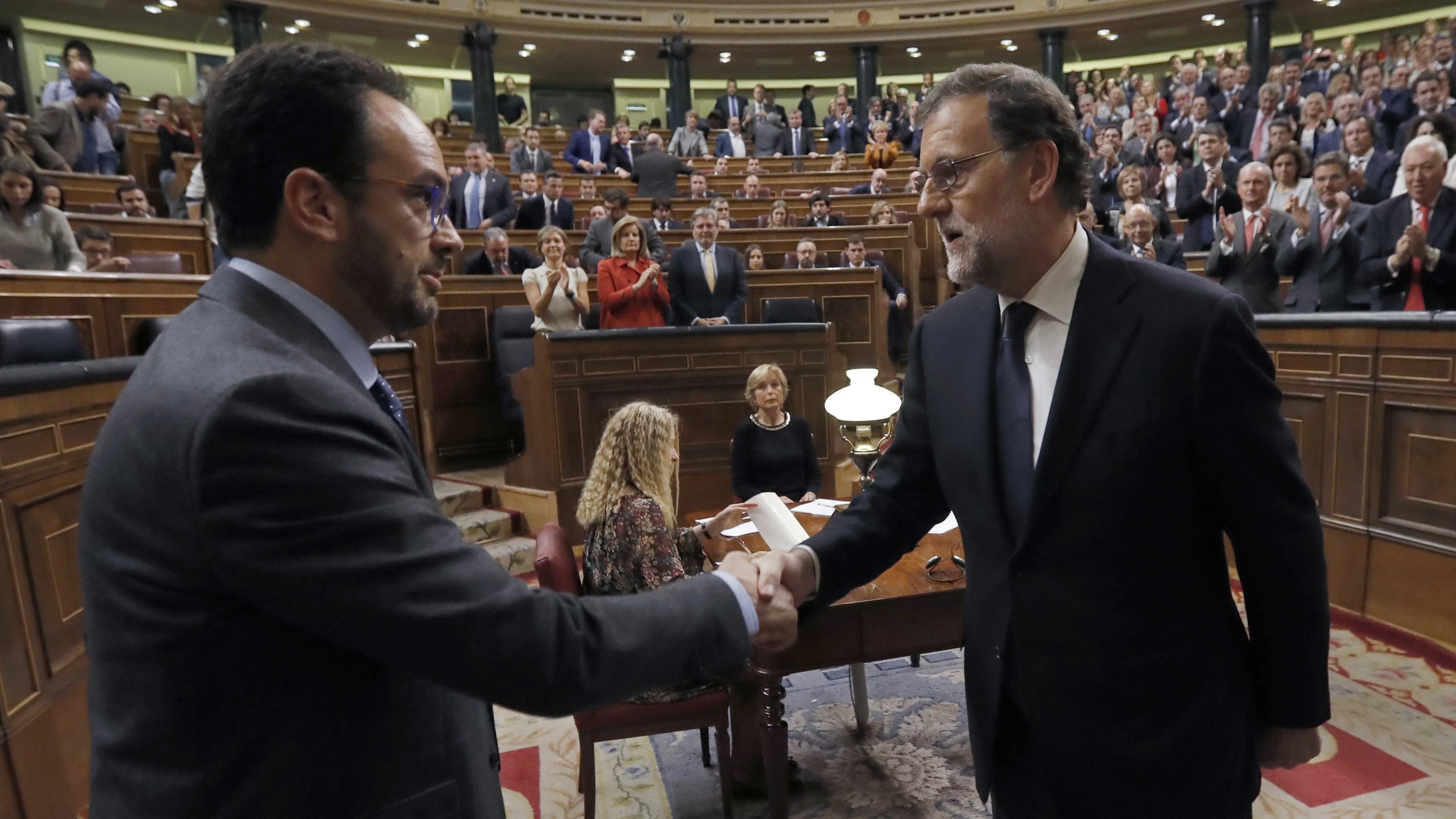 Rajoy, felicitado por el portavoz del PSOE Antonio Hernando