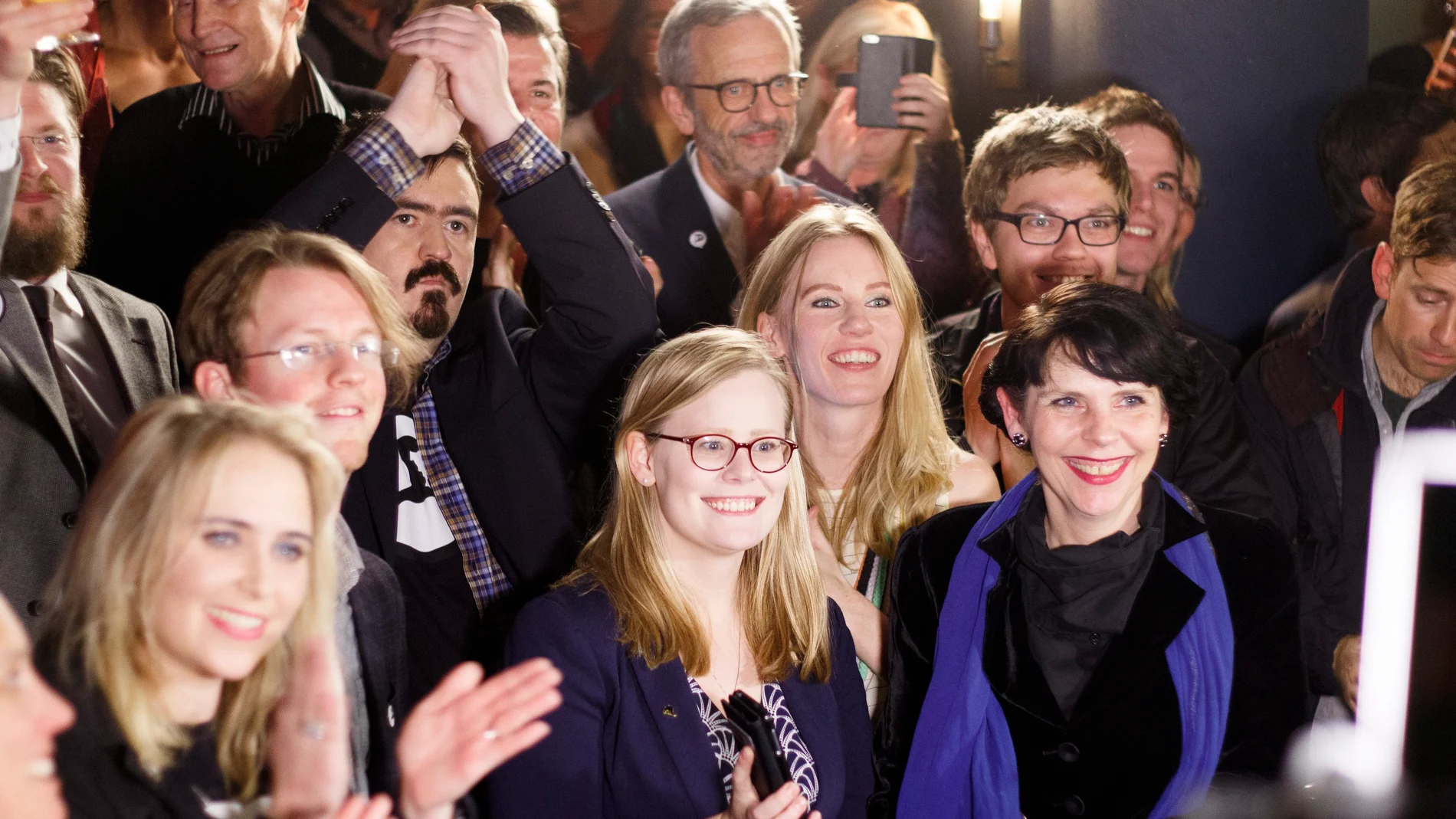 Los candidatos del Partido Pirata de Islandia tras conocer los resultados obtenidos en las elecciones anticipadas