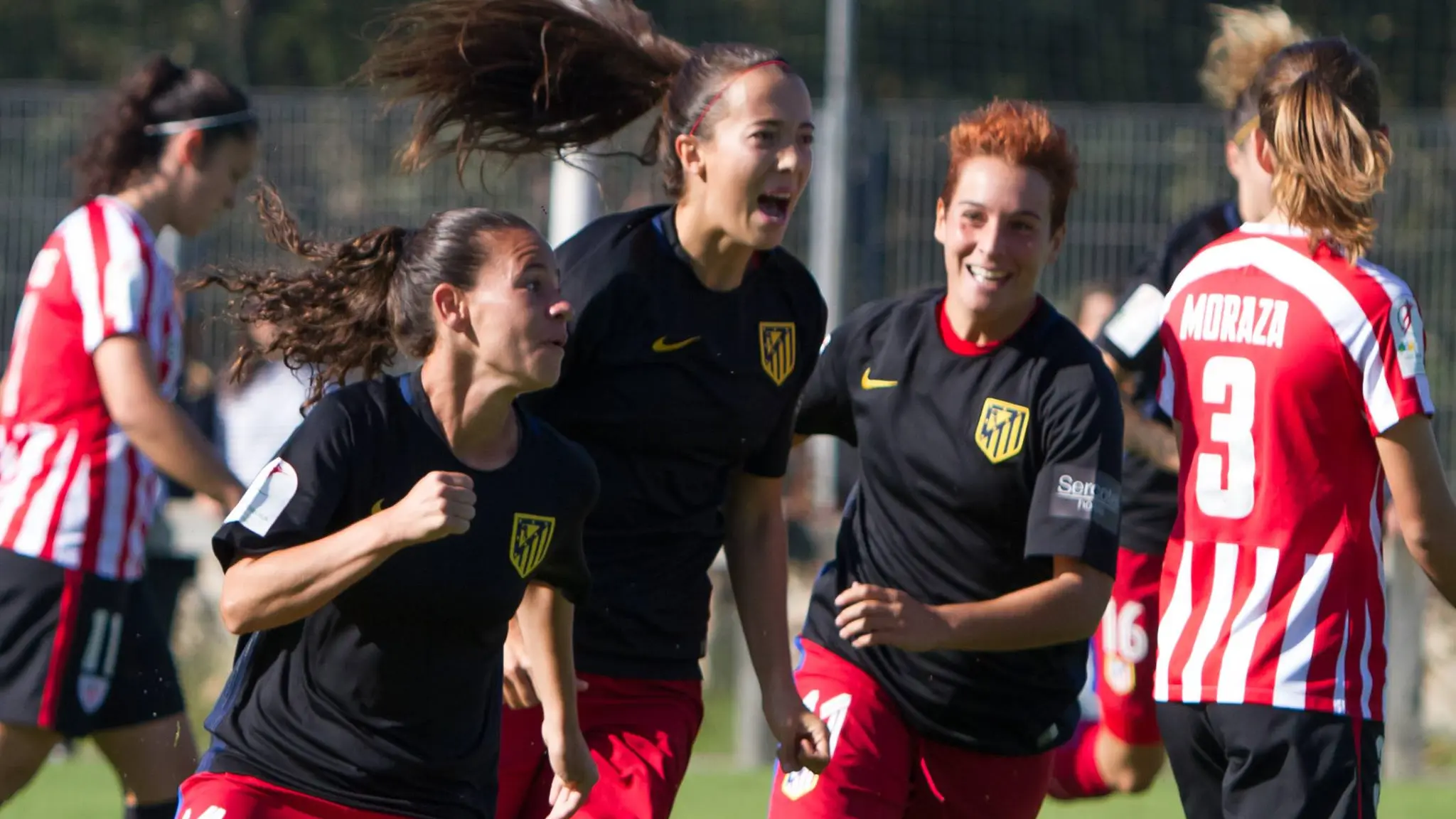 Las chicas del Atlético, celebrando un gol ante el Athletic