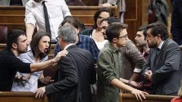 José Manuel Villegas discute con los miembros de Podemos