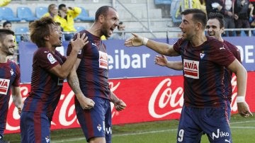 Los jugadores del Eibar celebran el gol de Ramis ante el Villarreal