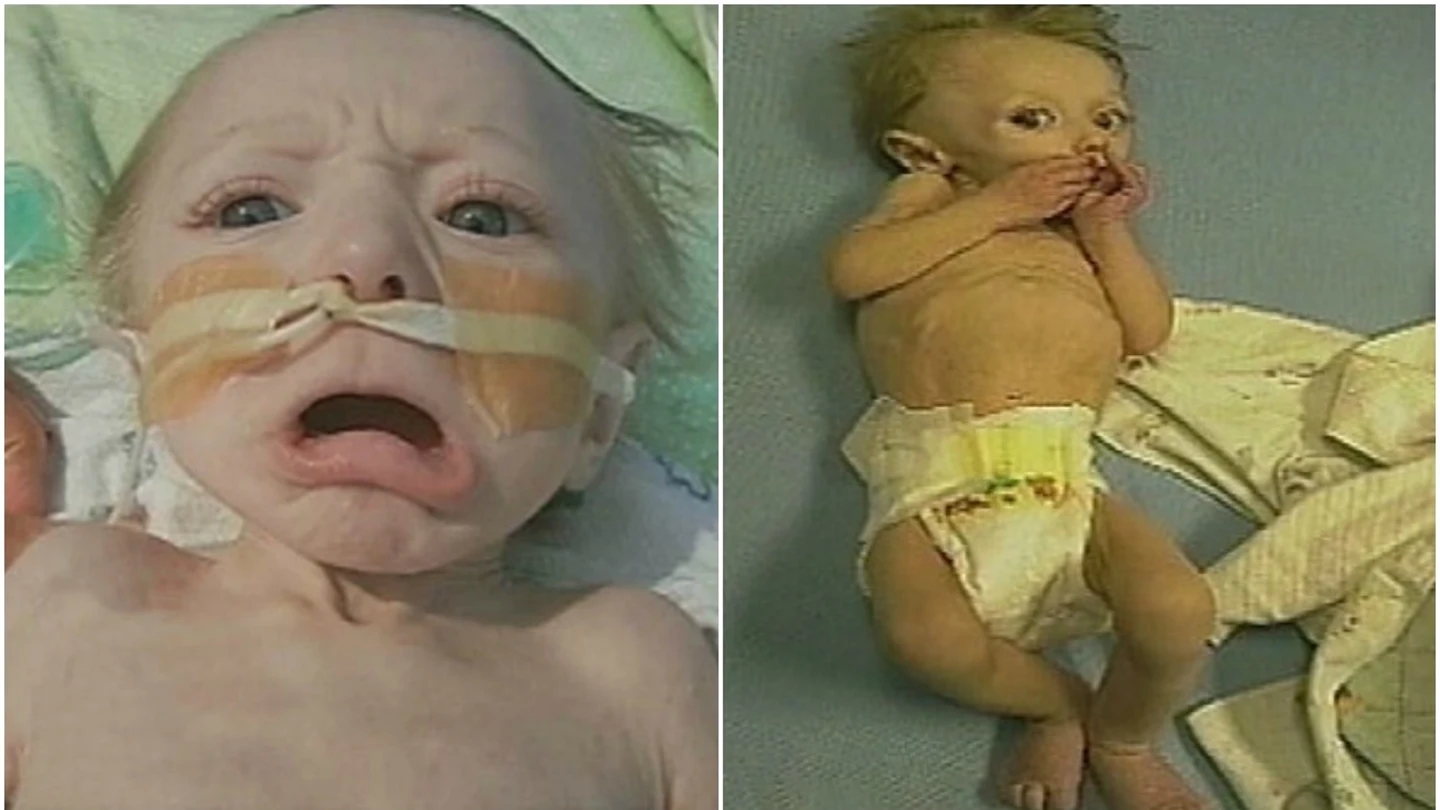 Pequeño abandonado entre excrementos por sus padres Pequeño abandonado entre excrementos por sus padres