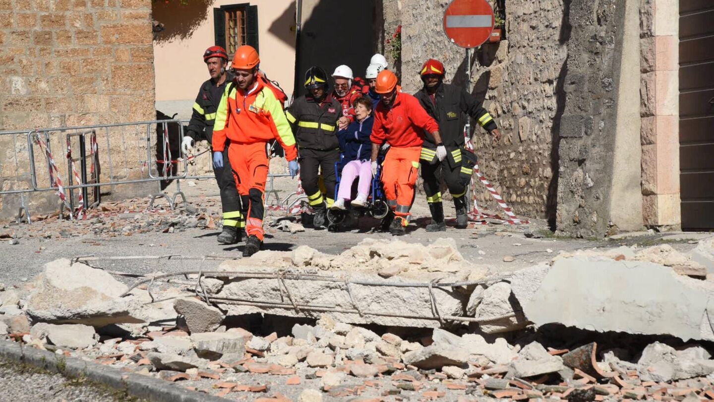Bomberos de Norcia ayudan a las v&iacute;ctimas del terremoto que ha sacudido el lugar