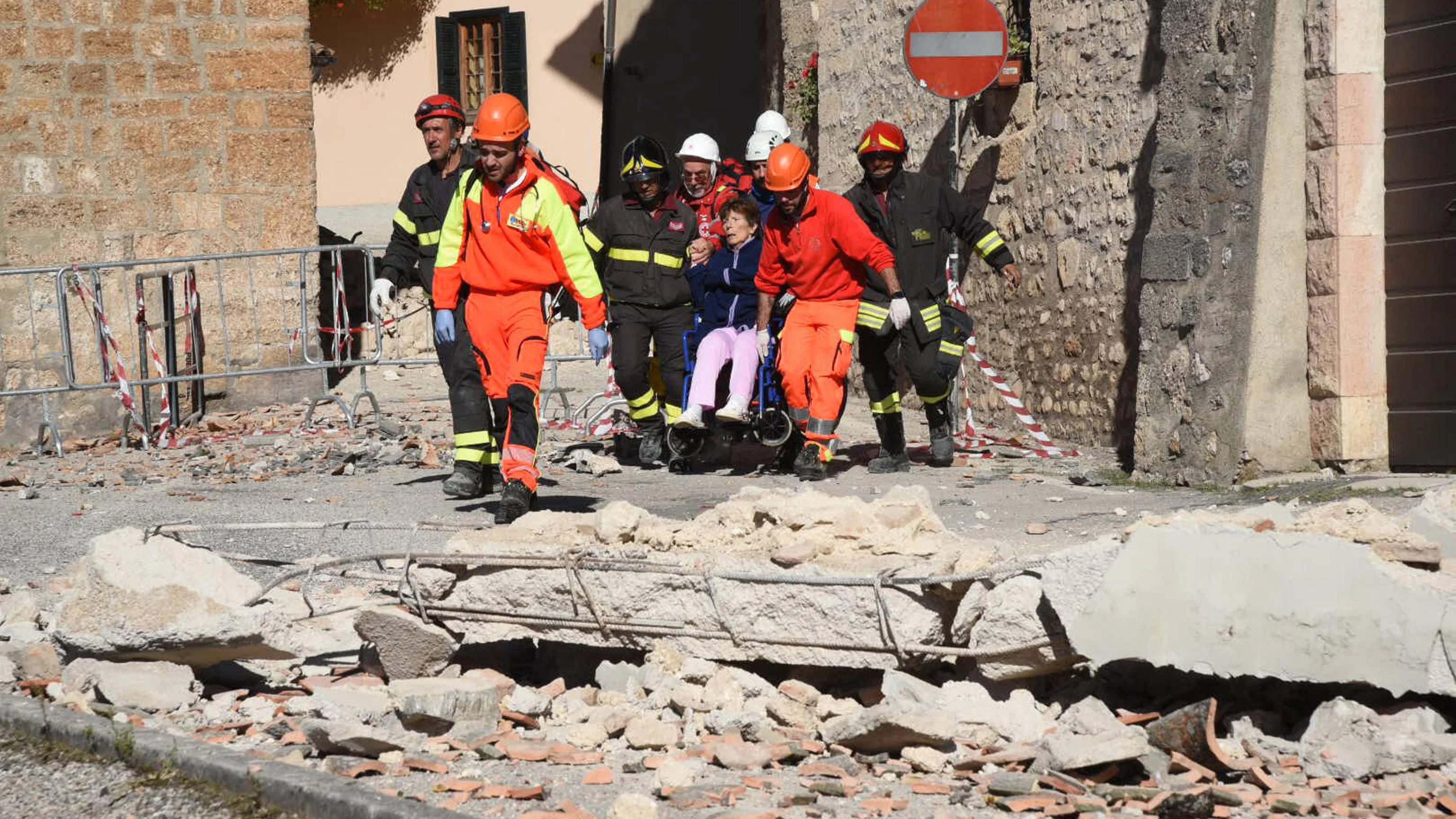 Bomberos de Norcia ayudan a las víctimas del terremoto que ha sacudido el lugar