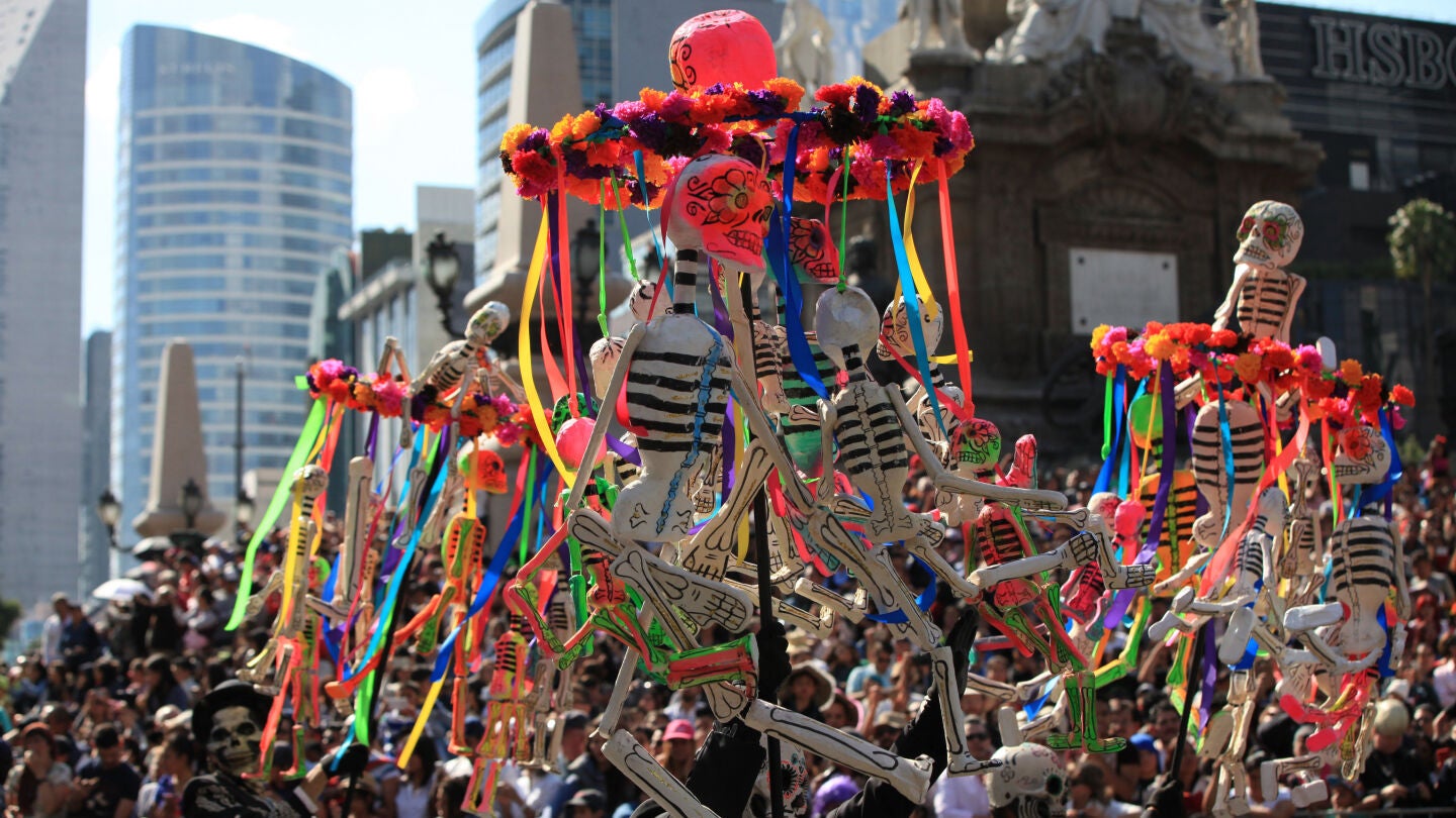 Un grupo de participantes en el desfile del D&iacute;a de los Muertos en M&eacute;xico