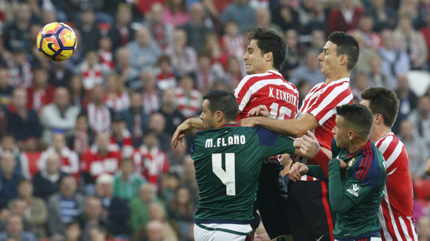 Athletic y Osasuna pelean por un bal&oacute;n