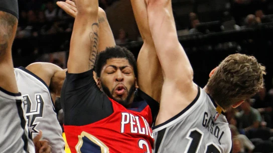 Pau Gasol intenta detener a Anthony Davis Pau Gasol intenta detener a Anthony Davis