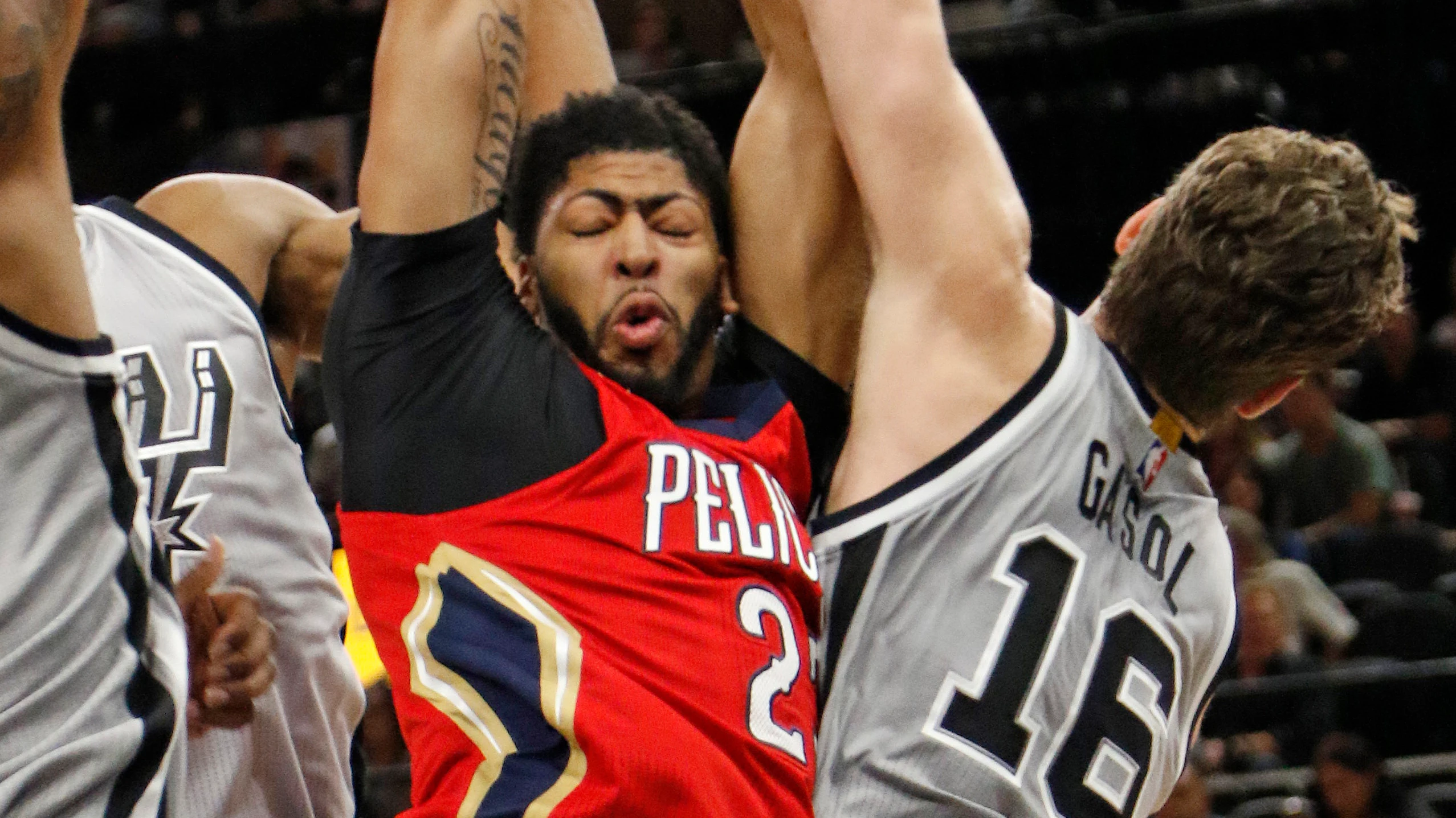 Pau Gasol intenta detener a Anthony Davis