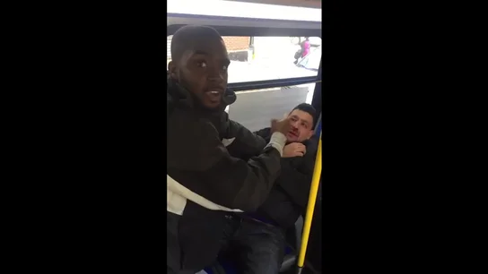 Frame 0.0 de: Un joven golpea a un hombre que estaba acosando a una chica de 15 años en un autobús Frame 0.0 de: Un joven golpea a un hombre que estaba acosando a una chica de 15 años en un autobús