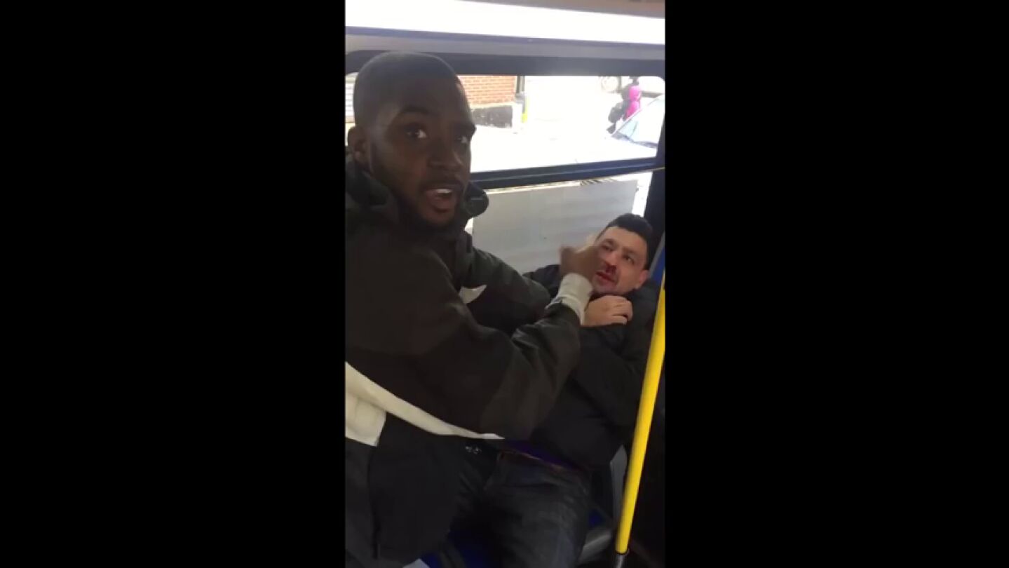 Frame 0.0 de: Un joven golpea a un hombre que estaba acosando a una chica de 15 a&ntilde;os en un autob&uacute;s