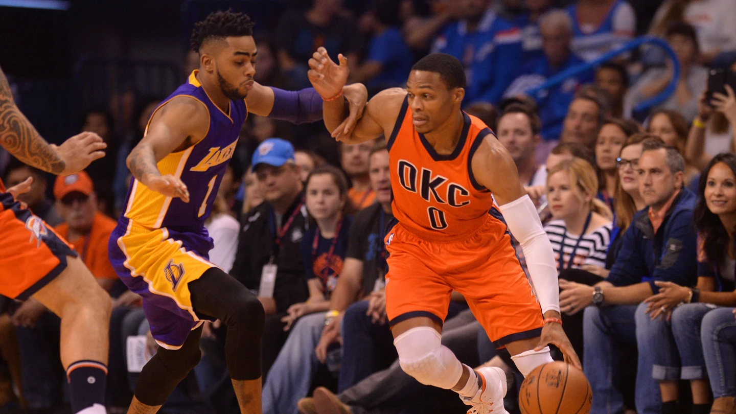 Westbrook conduce el balón en el partido contra los Lakers Westbrook conduce el balón en el partido contra los Lakers