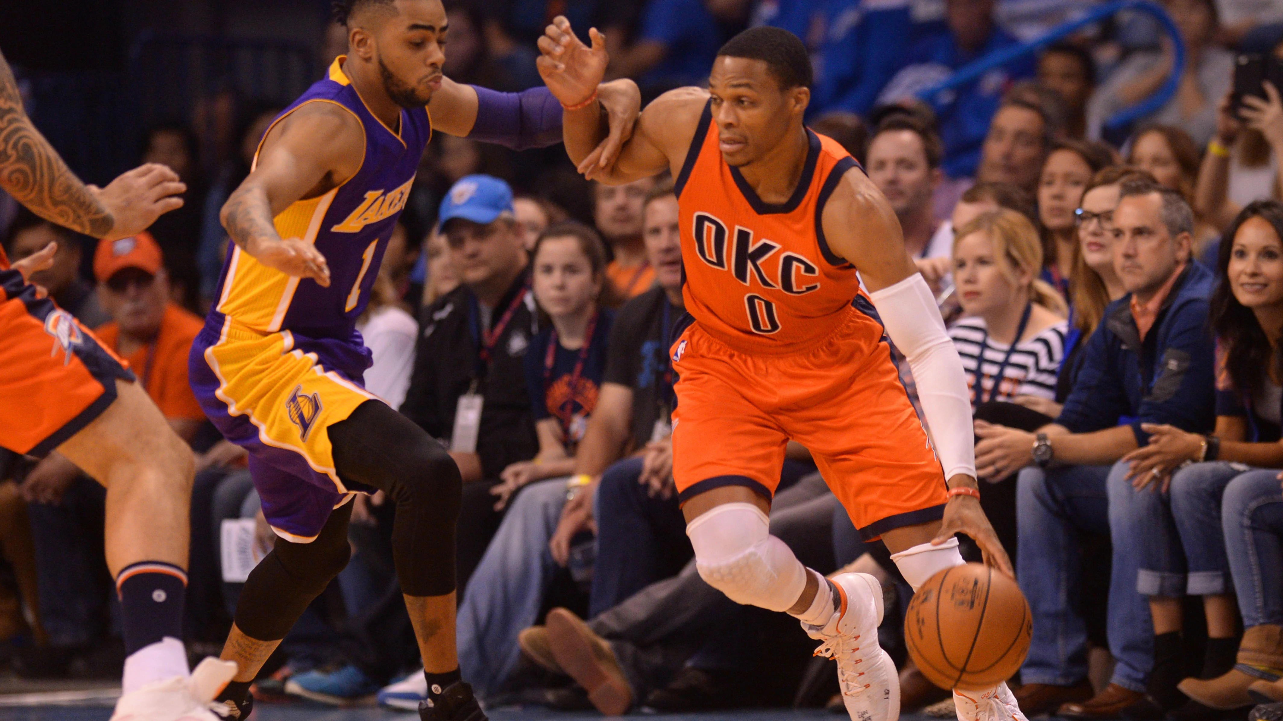 Westbrook conduce el balón en el partido contra los Lakers