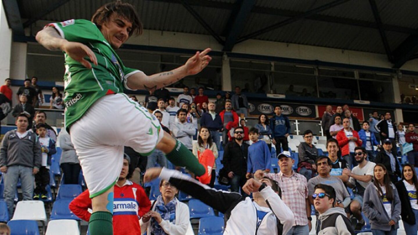 Sebasti&aacute;n Pol agrede a un aficionado rival en Chile