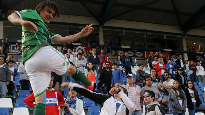 Sebasti&aacute;n Pol agrede a un aficionado rival en Chile