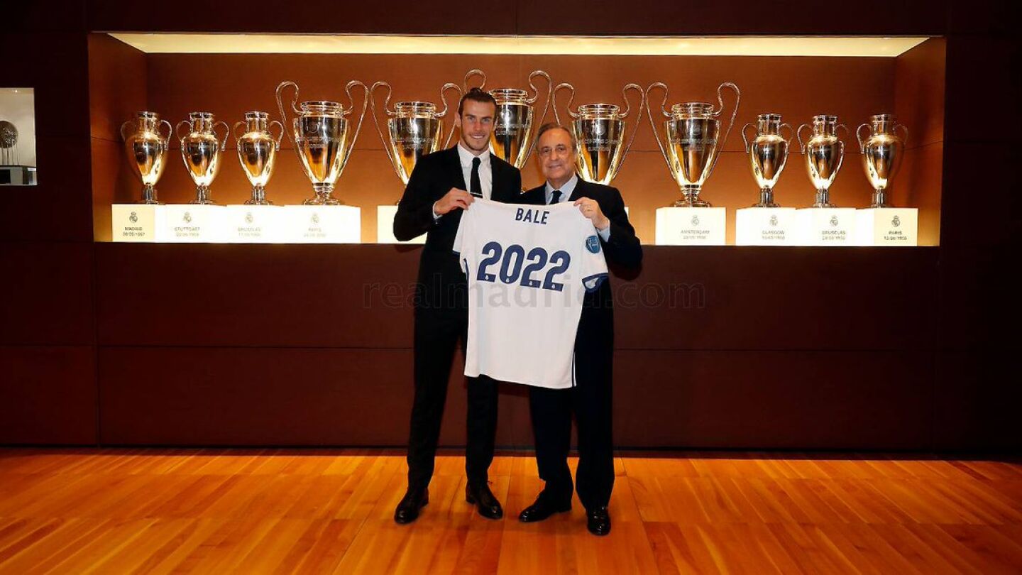 Gareth Bale y Florentino P&eacute;rez posan sonrientes tras la renovaci&oacute;n del gal&eacute;s