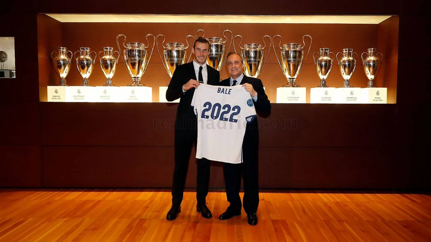 Gareth Bale y Florentino Pérez posan sonrientes tras la renovación del galés Gareth Bale y Florentino Pérez posan sonrientes tras la renovación del galés