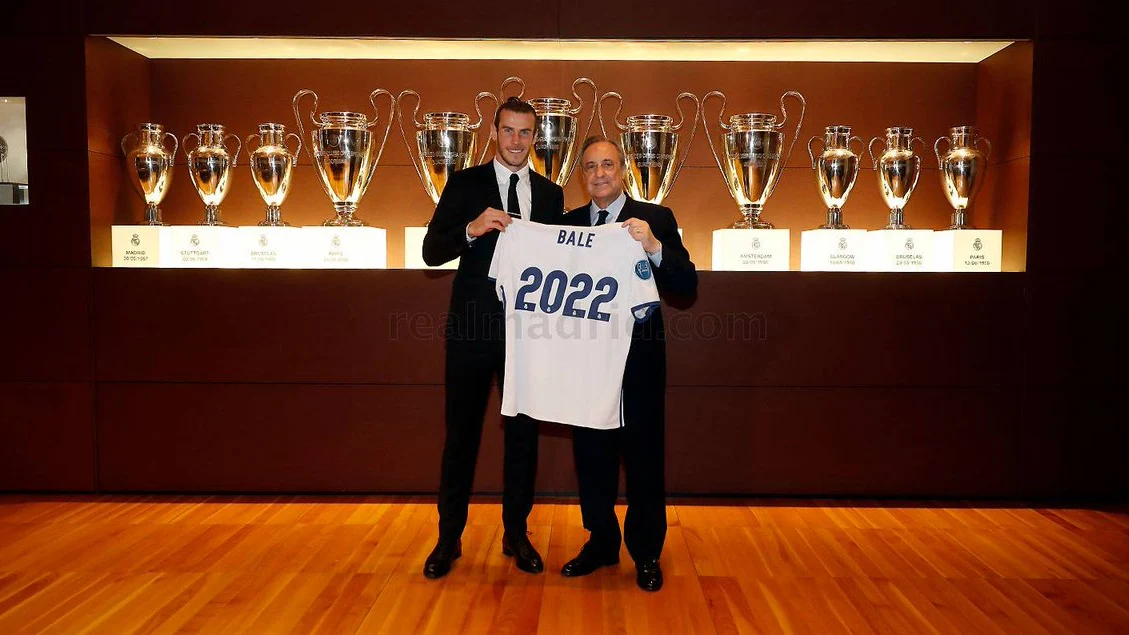 Gareth Bale y Florentino Pérez posan sonrientes tras la renovación del galés