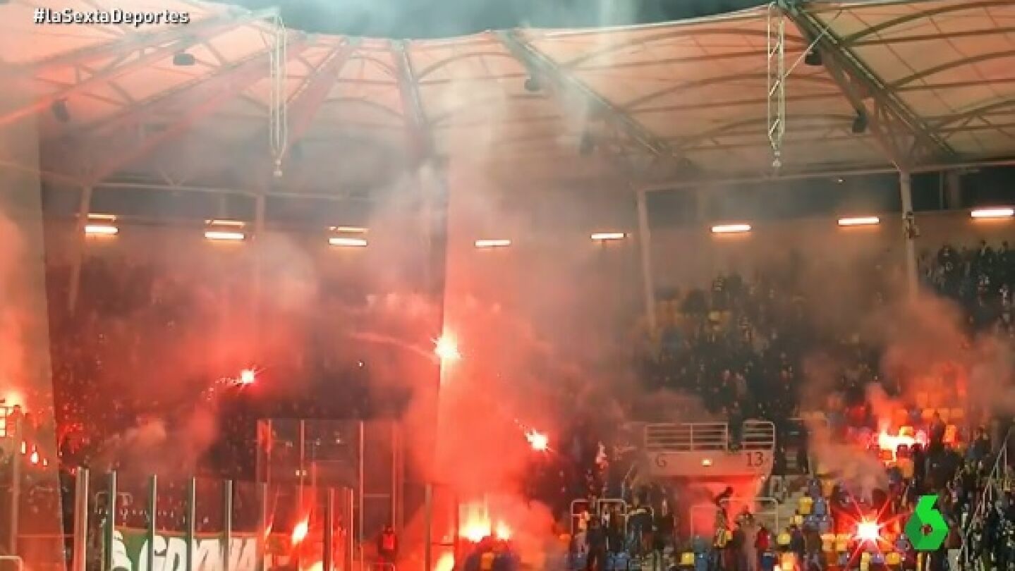 Batalla de bengalas en el f&uacute;tbol polaco