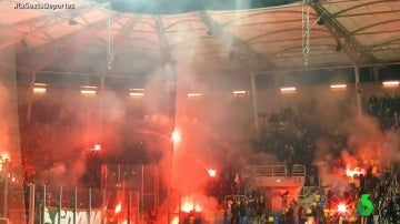 Batalla de bengalas en el fútbol polaco